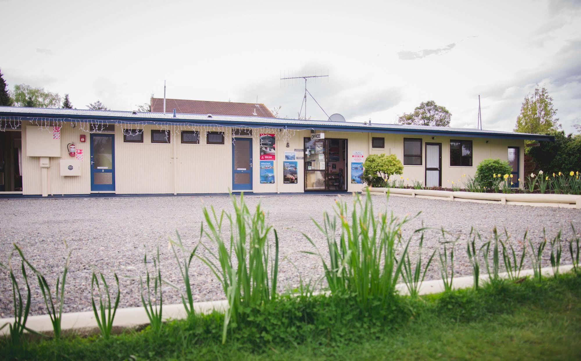 Alpenhorn Motel Te Anau Exterior photo